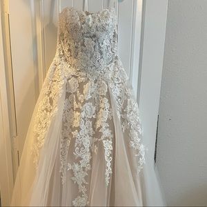 David’s Bridal WG3681 Lace Wedding Gown in Ivory Champagne